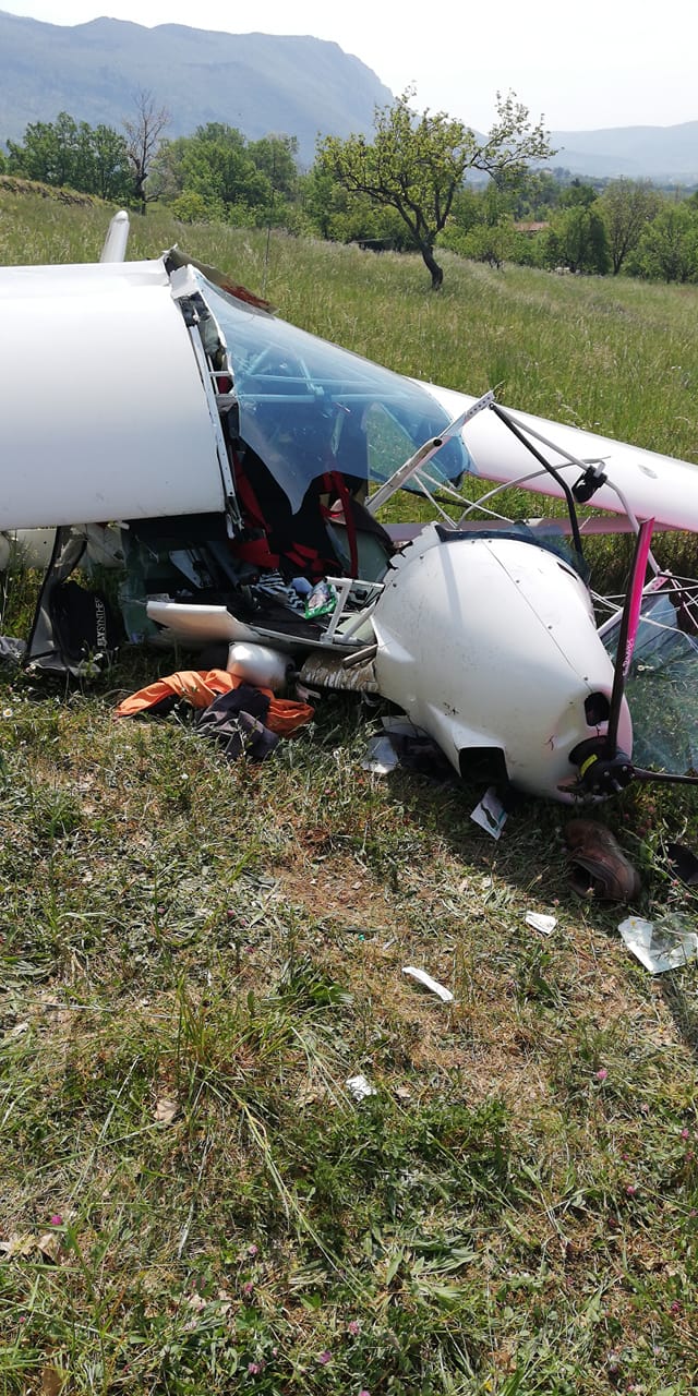 FOTO: Trčenje padalca in letala: En mrtev, z dvema je hudo, policija opomnila, da ne bi smel poleteti