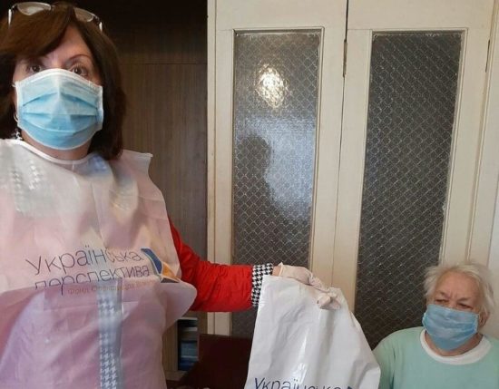 #Koronavirus: Pri WHO so si premislili, v javnosti priporočajo nošenje obraznih mask – čakamo stališče Eržena iz NIJZ