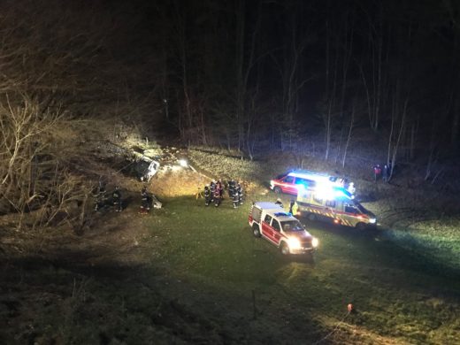 Vozilo zletelo na spodnjo cesto in pristalo na strehi