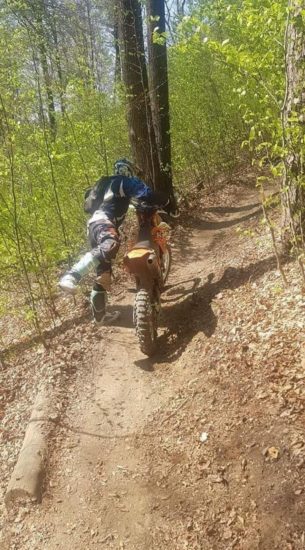 FOTO: Kdo ga pozna? »Sledi odrivanje kolesa iz poti in udarec v obraz«