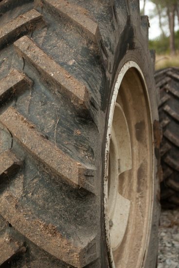 Mala Lara je umrla pod kolesi traktorja, ki ga je vozil njen oče