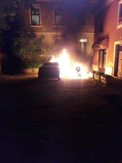 Ponoči gasilce pospremila policija