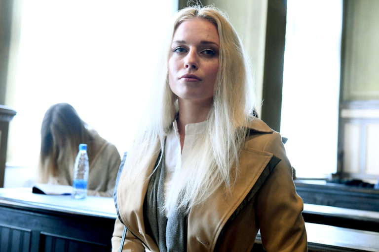 Preobrat, Julija odhaja domov