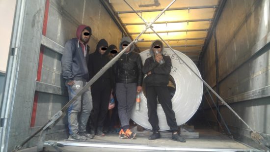 FOTO: Preverjali tovorno vozilo pri vstopu v državo, toliko jih je bilo notri