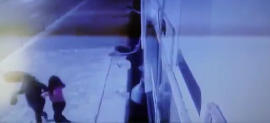 VIDEO: Mladeniči z avtom v morje, dva umrla, skoraj so ubili še pešce