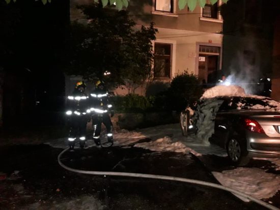 Zagorel avto, občan prehitel gasilce