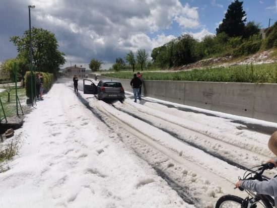 FOTO: Strašni posnetki iz Istre: Tako jo je pobelilo, ponekod padavine blokirale promet