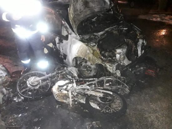 FOTO: Posnetki minule noči: Povsem pogoreli 2 motorni kolesi in avtomobil