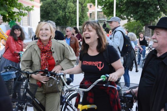 Ko se na protestih znajde stokovna sodelavka, in to vodja pisarne, ustavne sodnice: Kako si razlagate mimiko?