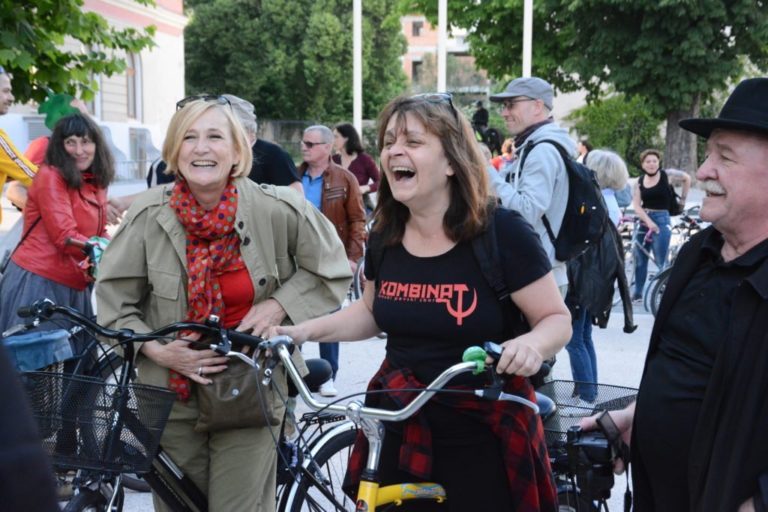 Ko se na protestih znajde stokovna sodelavka, in to vodja pisarne, ustavne sodnice: Kako si razlagate mimiko?