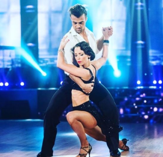 V šovu Zvezde plešejo sta se zaljubila, do sedaj pa uspešno skrivala, da sta dobila otročička