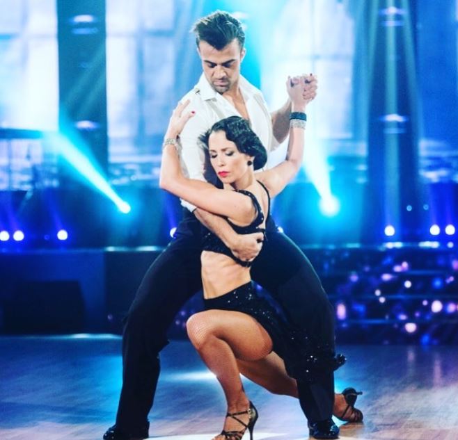 V šovu Zvezde plešejo sta se zaljubila, do sedaj pa uspešno skrivala, da sta dobila otročička