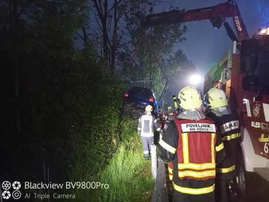 Dva avtomobila zapeljala v reko