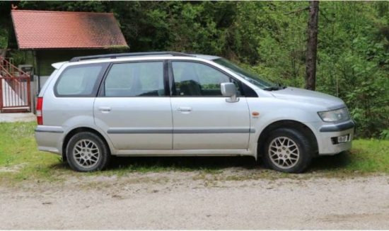 FOTO: Kdo krade granitne plošče? Pred občanom pobegnili peš …