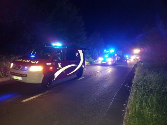 Zapeljal s ceste, sopotnica ostala ukleščena v pločevini