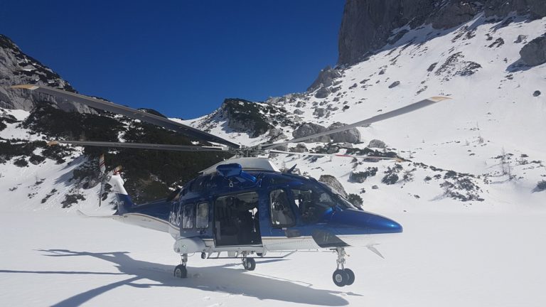 Na smučarsko progo na pomoč s helikopterjem