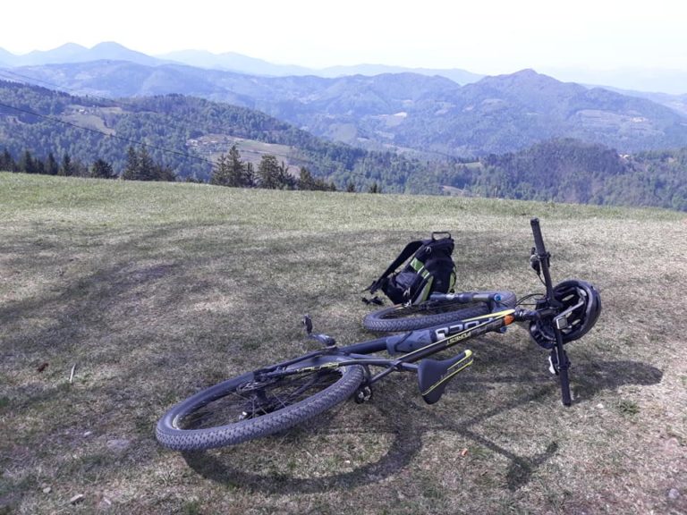 Šokantna izpoved kolesarja: To je naredila mlada punca, ki je za volanom mercedesa stisnila na plin in prehitevala