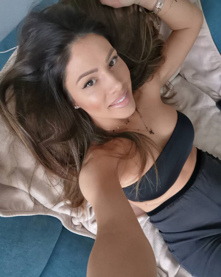 V javnost prišla fotografija gole pevke Sandre in nogometaša v »akciji«