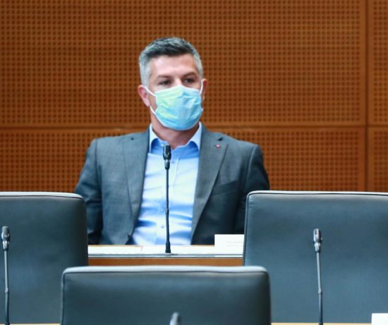 VIDEO: Poslancu SD Matjažu Nemcu (spet) popustili živci: Se spomnite, ko se je leta 2011 znašel v črni kroniki zaradi napada na materinega ljubimca?!