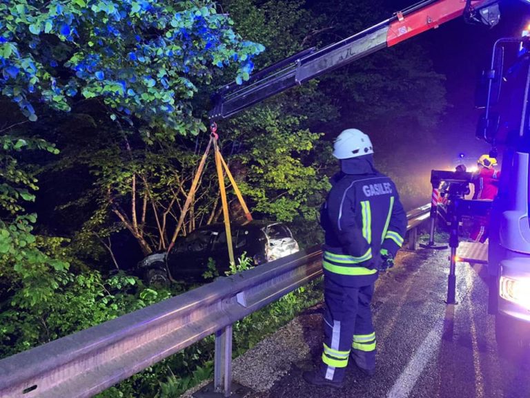 Avto v potok, voznik ostal ujet v njem