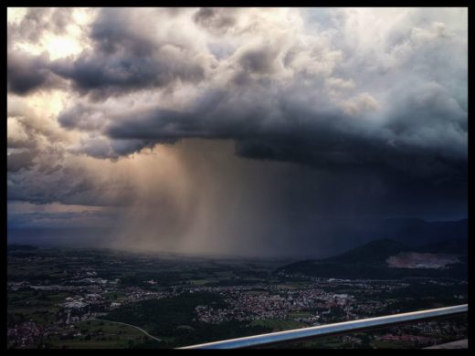 Popoldne nas bodo dosegle plohe in nevihte, kaže, da se bodo nadaljevale v noč