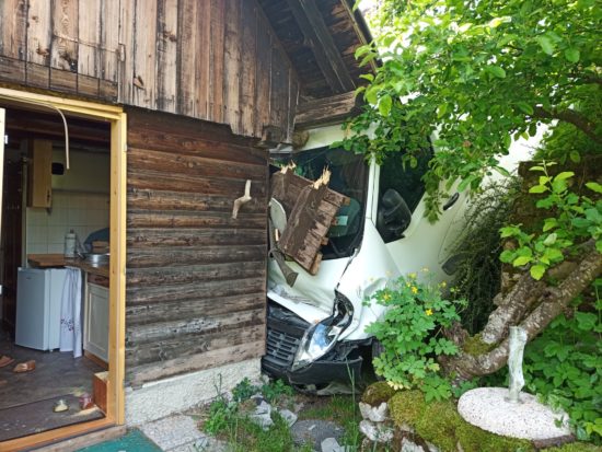 FOTO: Huda nesreča, vozilo v bivalni objekt, prišel je tudi župan