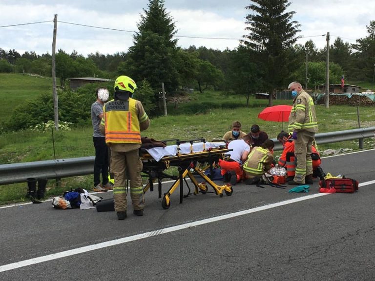 Psa povozil s kombijem, lastnika, ki je klečal ob poškodovanem ljubljencu, voznik osebnega avtomobila