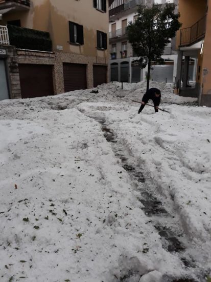 FOTO: To se je včeraj dogajalo pri sosedih, točo je bilo potrebno odstraniti z lopatami in plugi