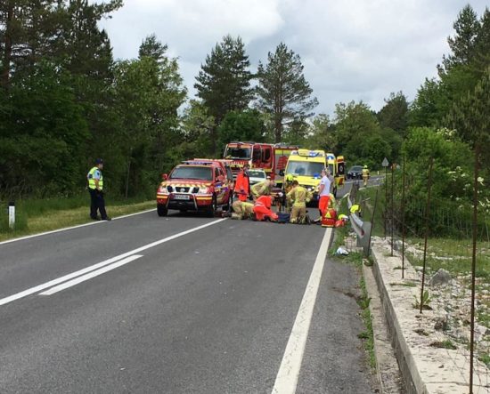 Nesreča z motorjem: Dve osebi poškodovani, motoristko odpeljali
