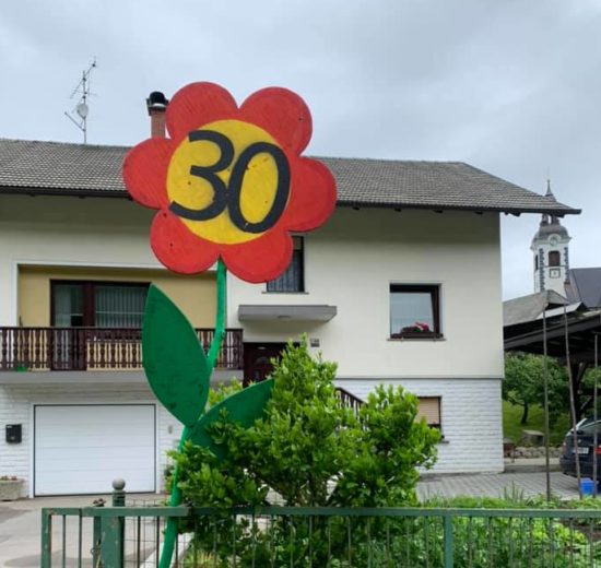 Slovenec prosi za pomoč! Postavili so mu rožo kot presenečenje za 30 let, a zgrešili hišo