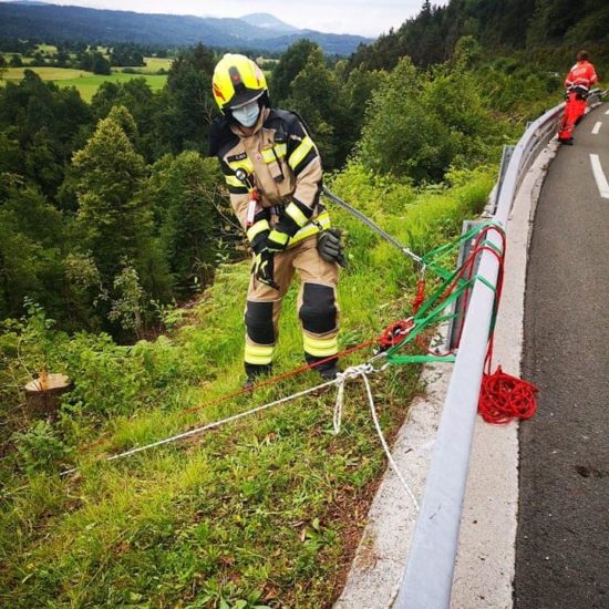 FOTO: 46-letnik umrl na kraju nesreče, zapeljal je v globok prepad