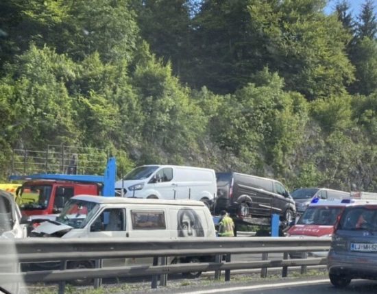 FOTO: To so prizori hude nesreče s primorke, udeleženih več vozil