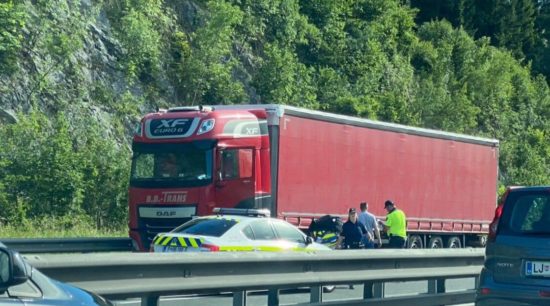 Nesreča zaprla cesto: osebno in tovorno vozilo