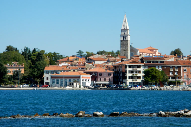 Velika zagata z vodo v Izoli, že itak je primanjkuje, zdaj pa pri Rižanskem vodovodu svetujejo še tako 15-minutni izpiranje