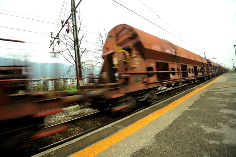 Iskali ponesrečeno, našli so jo mrtvo ob progi