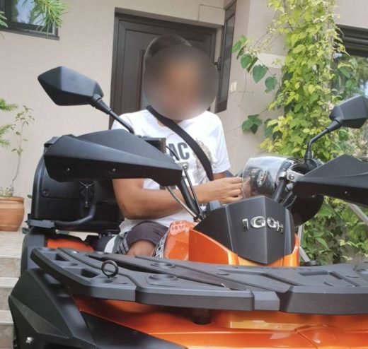 Igor s štirikolesnikom pokosil dveletnega otroka, umrl je v rešilcu na očetovih rokah