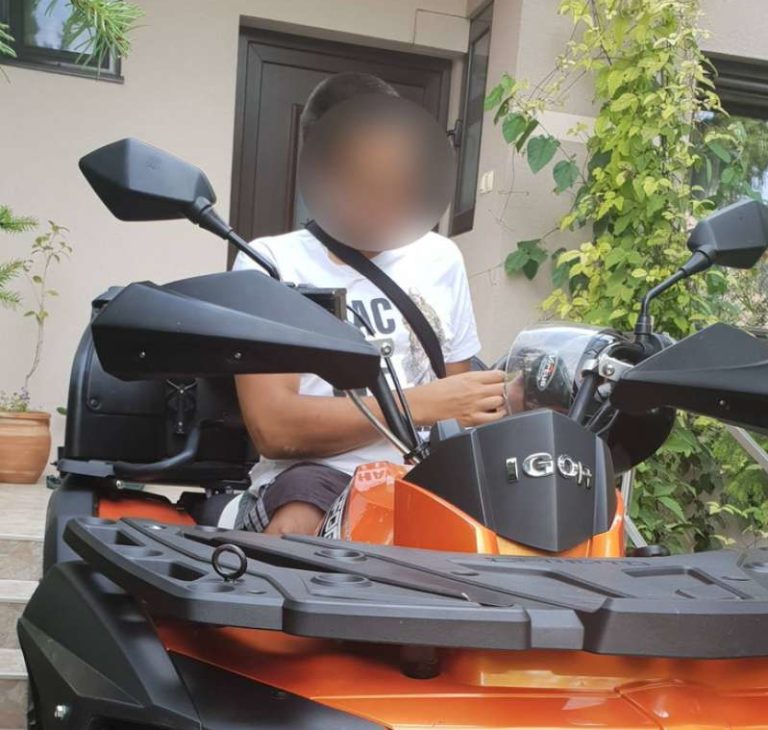 Igor s štirikolesnikom pokosil dveletnega otroka, umrl je v rešilcu na očetovih rokah