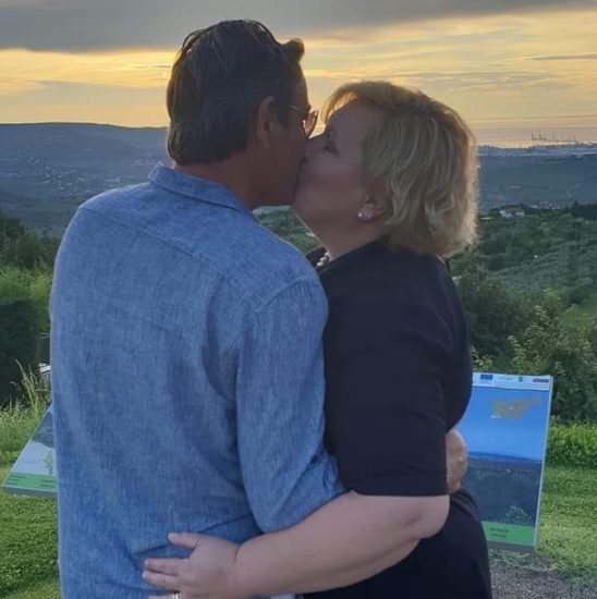 FOTO: Ko sta z možem, javnim uslužbencem, kupila vilo na Primorskem, je v medijih završalo, zdaj je v prvi protestniški liniji