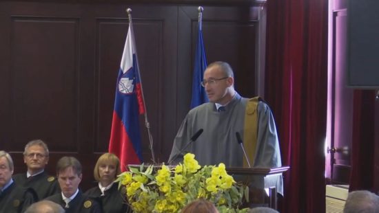 Škandalozno ravnanje tožilca: Razkrivamo, kako je obravnaval migrantovo krajo in preverjamo, ali mu je tako naročil prvi tožilec