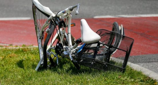 Policija sporočila, kdo je povzročil nesrečo, v kateri je v mestu ugasnilo življenje kolesarke