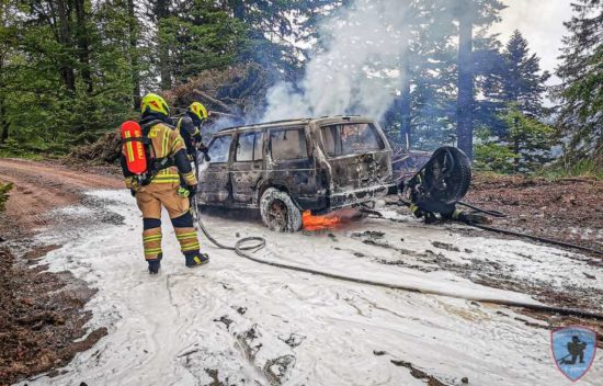 VIDEO: Zagorelo terensko vozilo, gasilci so se z ognjenimi zublji borili več kot pol ure