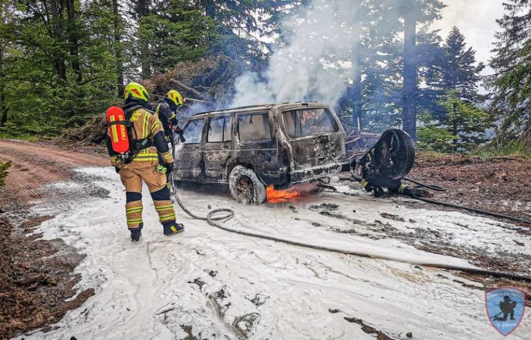 VIDEO: Zagorelo terensko vozilo, gasilci so se z ognjenimi zublji borili več kot pol ure