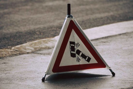 Prehitremu vozilu voznika začetnika odtrgalo kolo, zabil se je v zid