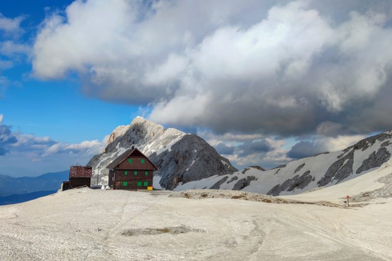 V kočo pod Triglavom pišel poškodovan in prosil za pomoč