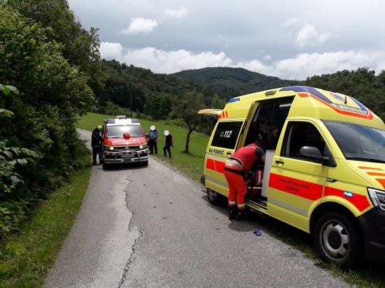 Dojenček ostal v avtu, rešili so ga šele gasilci! Temperature pa čez ….