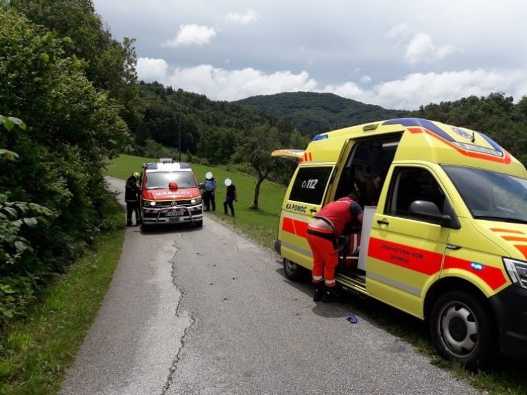 Dojenček ostal v avtu, rešili so ga šele gasilci! Temperature pa čez ….