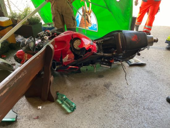 Življenje motorista (23) visi na nitki