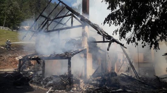 VIDEO: Velik požar, poškodovani trije gasilci, našli pasje truplo