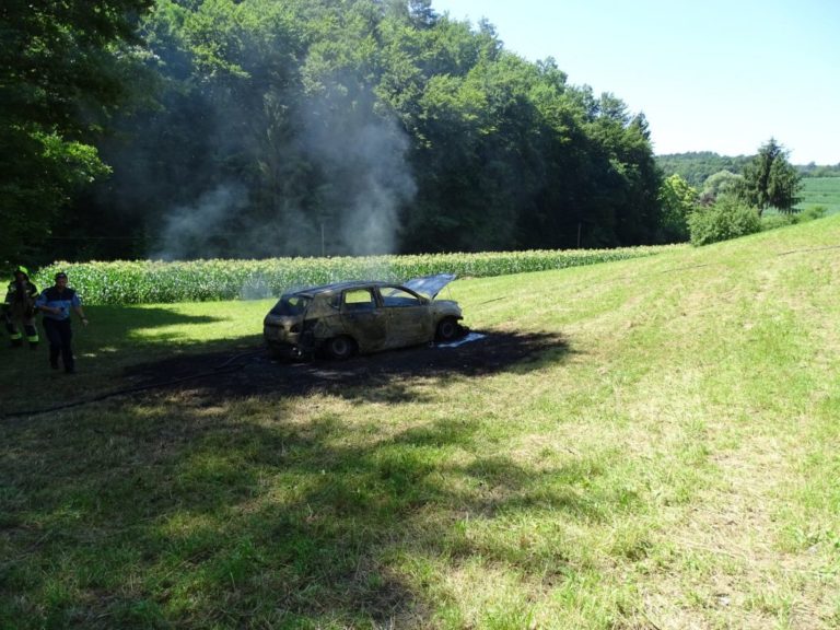 FOTO: Vozilo v celoti zgorelo, našli truplo voznika