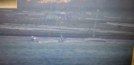 FOTO: Drama na slovenskem morju, družino z jadrnico nevihta odnesla na odprto